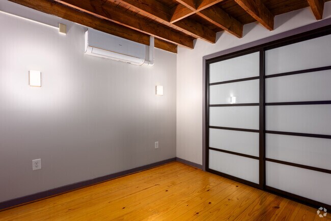 1BR, 1BA - 475SF - Bedroom