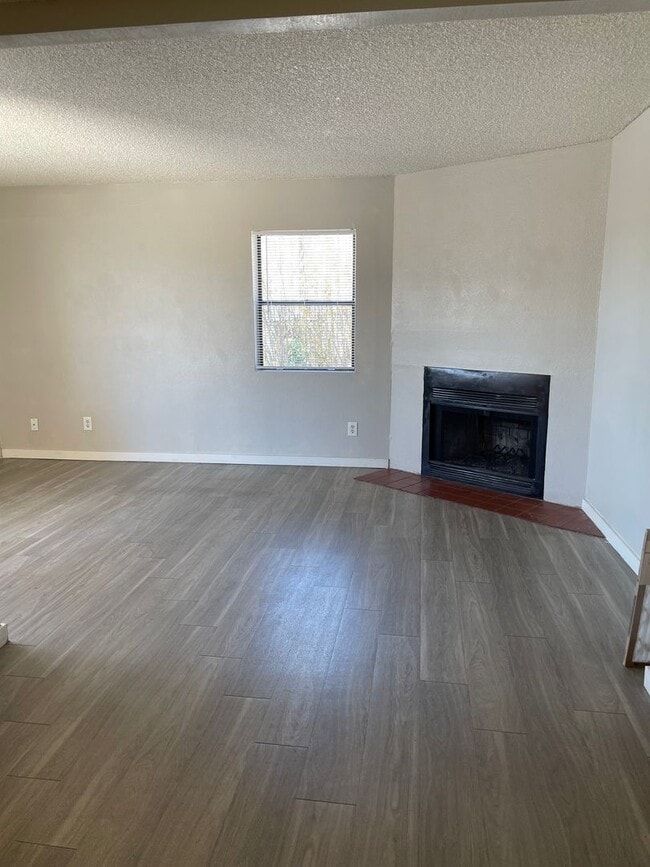 Lovely 2 Bedroom 1 Bath with Fireplace! - Lovely 2 Bedroom 1  Bath with Fireplace! Apartment