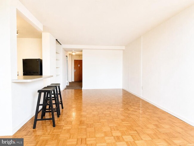 Building Photo - 604 S Washington Square Unit 2406