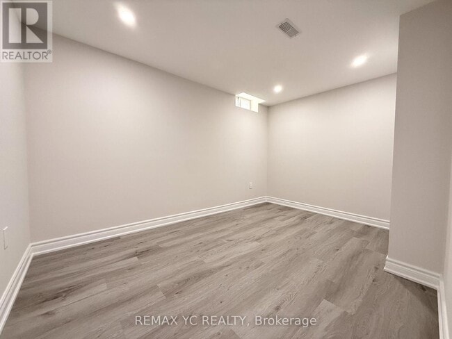 Photo - 402 Handley Crescent