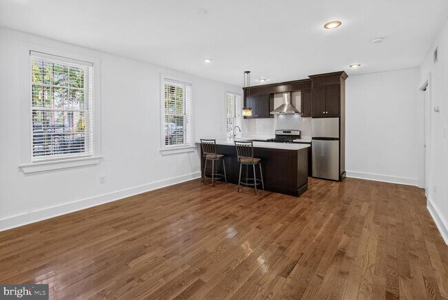 Photo - 815 L St SE
