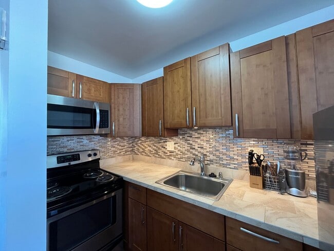 Photo - Makikilani Plaza Studio w/ 1 parking stall.  Avail 6/30/26