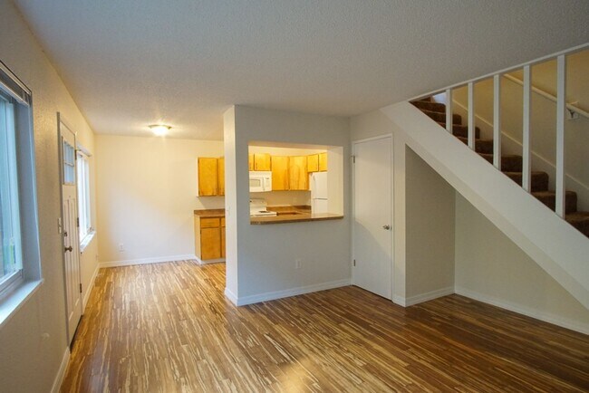 Building Photo - Nicely Renovated Townhome in Adorable Broo... Unit 3510-2