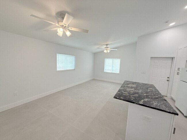 Photo - 1011-1013 3rd St W Unidad 1013 3rd St W