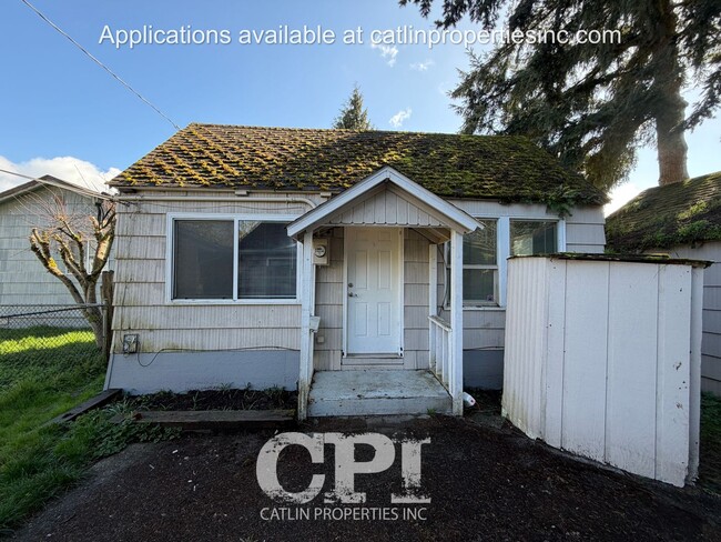 Photo - 1102 1/2 N. 2nd- Kelso, WA - Move In Special - $99 First Month's Rent!
