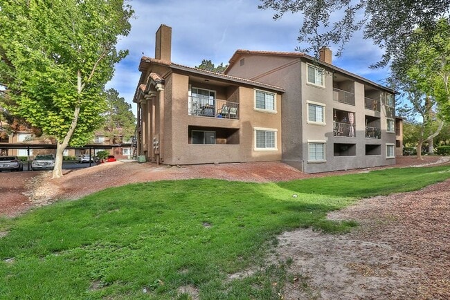 Building Photo - Remodeled Ground Floor 2 Bed Condo Ready for Move In