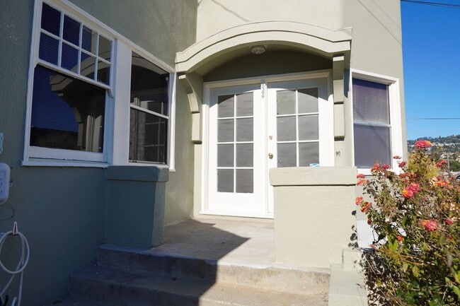 Photo - 1925 Charming Oakland Duplex!