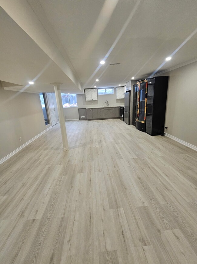 Building Photo - 13076 Keele St Unit Walk out basement apt