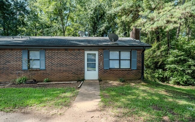 Building Photo - 1180 Whit Davis Rd