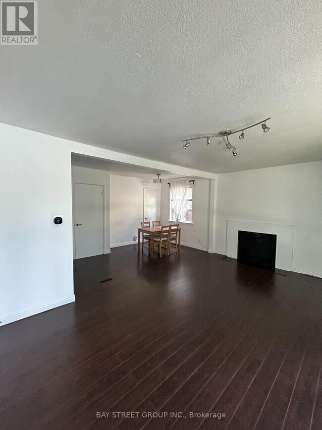 Photo - 93 Cartier Crescent