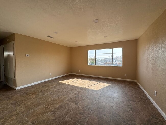 Building Photo - Two Bedroom One Bathroom Apartment in San Bernardino Unit 4