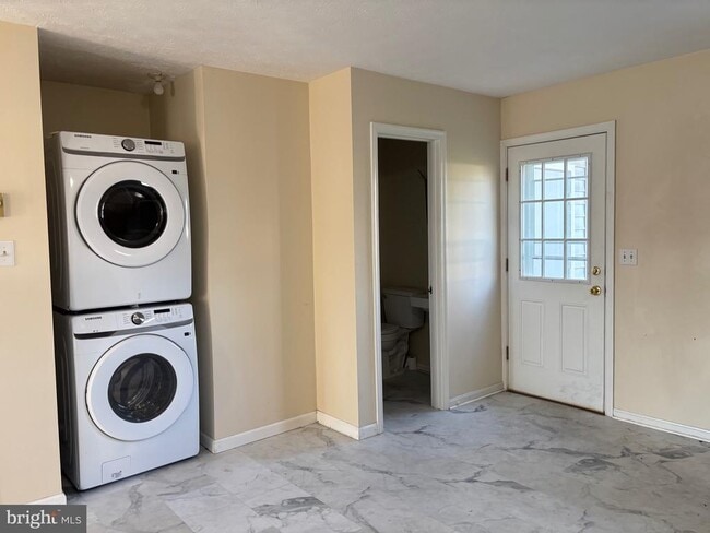 Building Photo - 240 Nottoway Dr