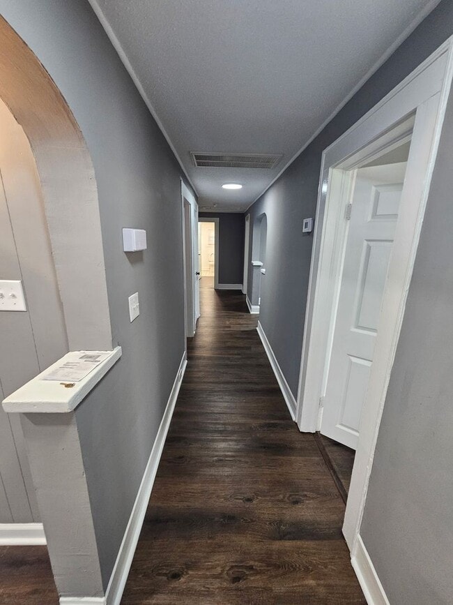 Photo - 719 Elvie St S