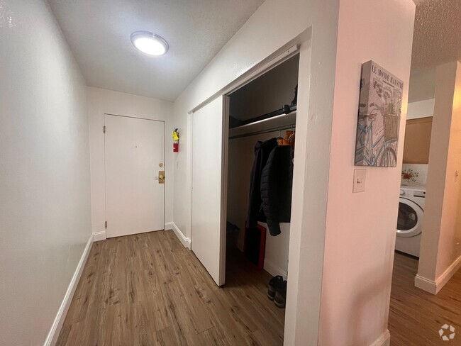 Building Photo - Downtown Furnished One-Bedroom Unit! Rental