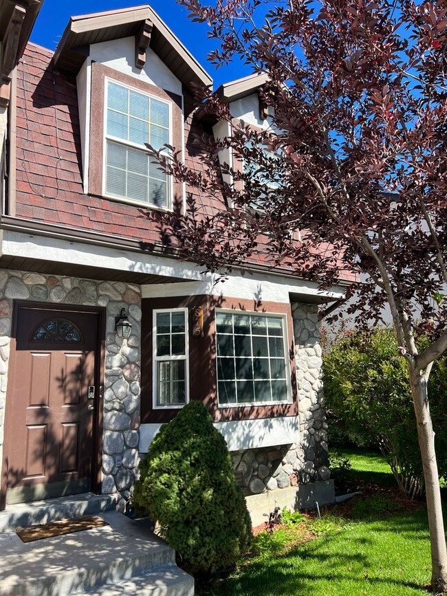 Building Photo - CHARMING HAMLET TOWNHOME