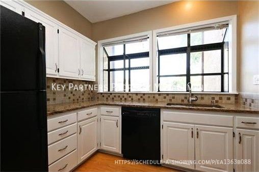 Photo - 4853 Horton St