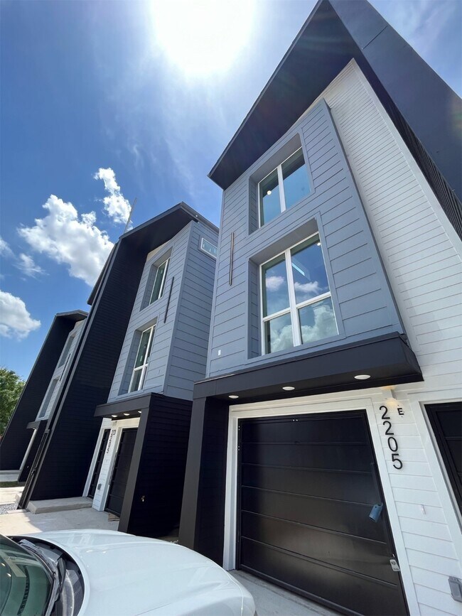 Photo - 2205 Staples St