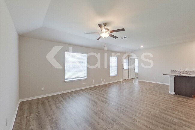 Photo - 301 St James Pl