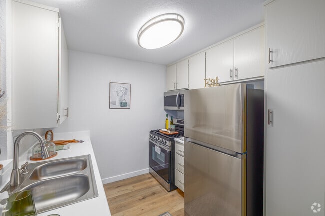 2BR, 2BA - 997SF - Kitchen