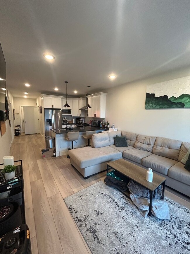 Building Photo - 1646 W Belmont Ave Unit #201