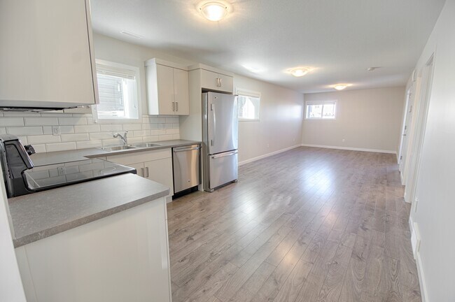 Photo - 735 Coalbrook Close W Unit 2-735 Coalbrook Close W
