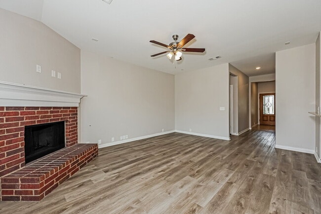 Photo - 1813 Sparrow Ln