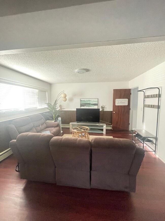 Building Photo - 7001 Sherwood Ave Unit 2