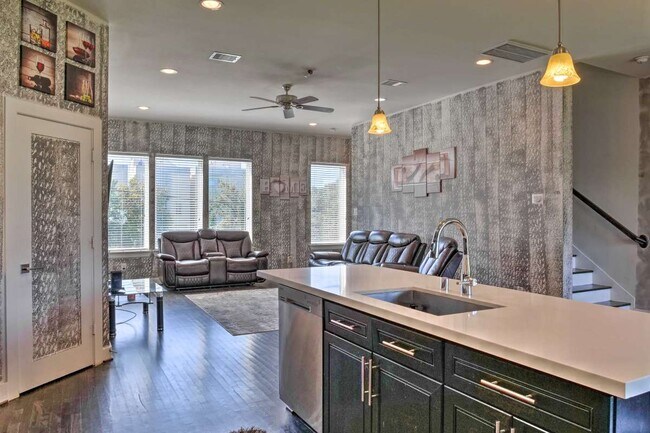 Photo - 2107 Stuart St