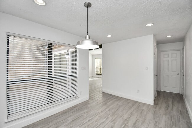 Photo - 8573 Wilcrest Dr Unidad True