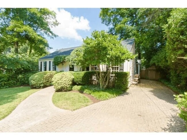 Photo - 1916 Greystone Rd NW