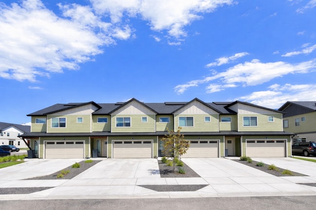 Building Photo - Beautiful 3 bedroom 2.5 bathroom townhouse in Belgrade