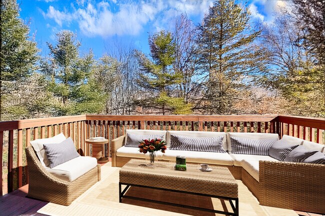 Outdoor Livingroom - 7737 Batavia Ln