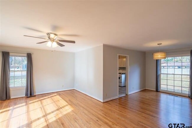 Photo - Sweet Cottage on Camellia!