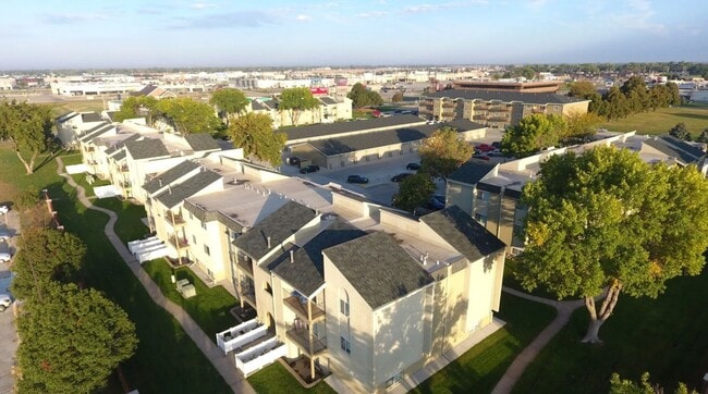 Building Photo - Continental Gardens Unit 136