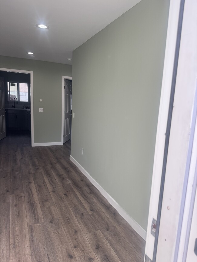 Building Photo - 1429 E 82nd St Unit B Rental