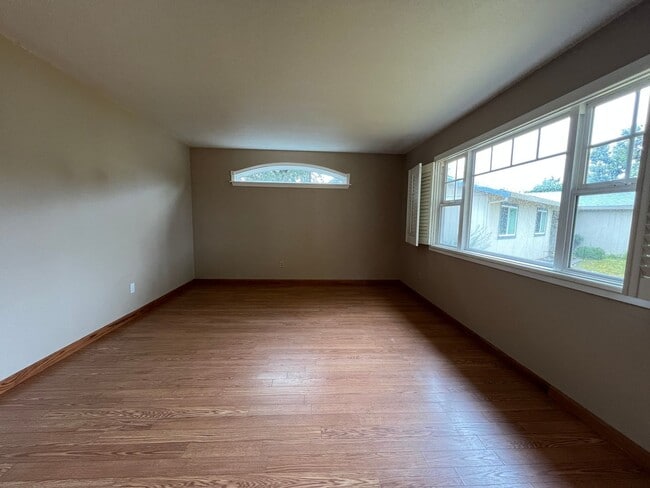 Photo - Charming Home With Detached Workshop And Studio!