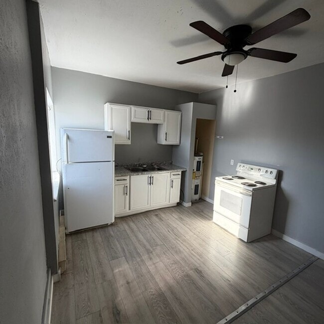 Building Photo - 9722 Lorain Ave Unit 3