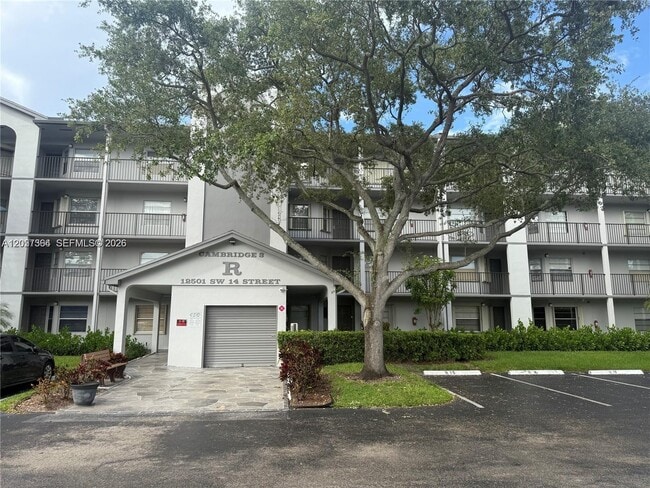 Building Photo - 12501 SW 14th St Unit 314R
