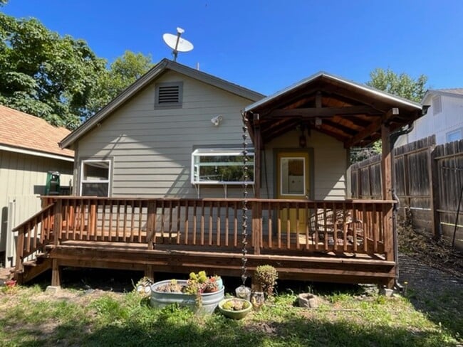 Building Photo - Charming Home In Garberville close to Town!
