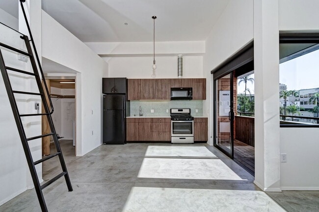 Building Photo - 2870 Fourth Ave Unit 211