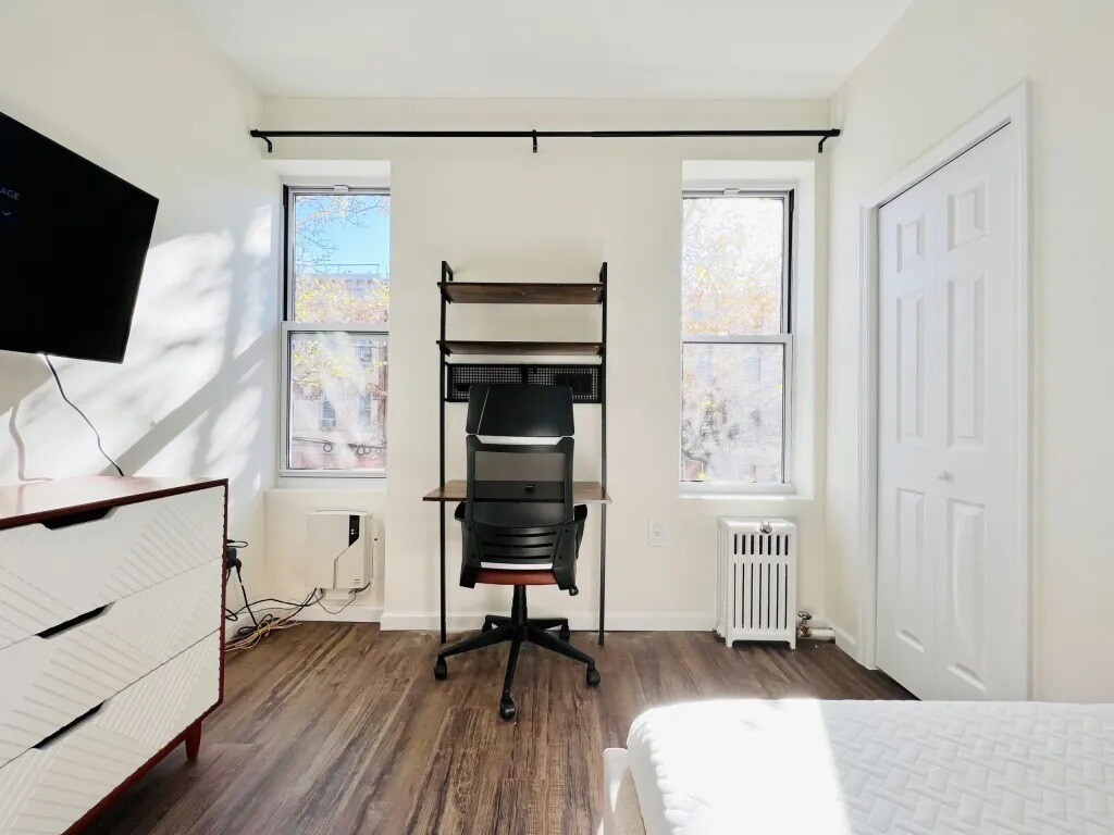 Private Bedroom in a 4 bedroom / 2 bathroo... Condo Unit 2 Condo for