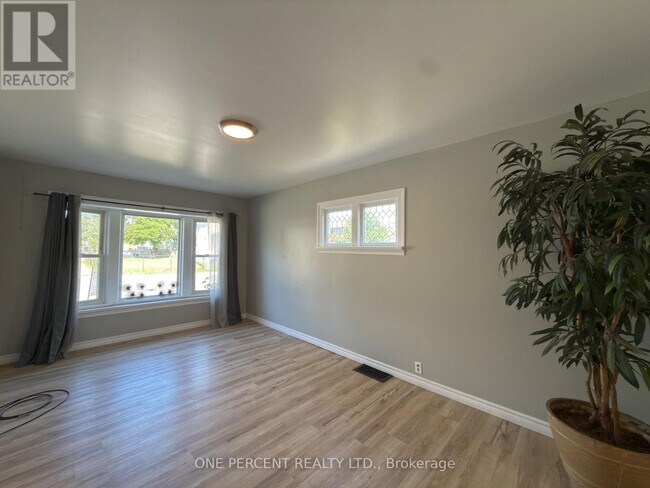 Photo - 5082 St Lawrence Ave