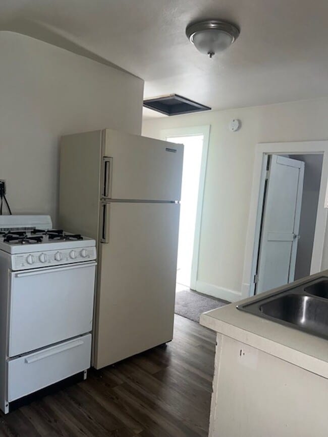 Building Photo - 706 E Doege St Unit 706 E Doege St. Apt A