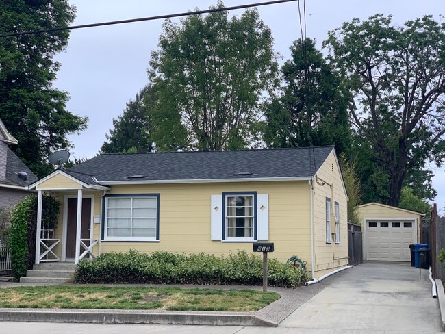 Photo - 415 Laurent St