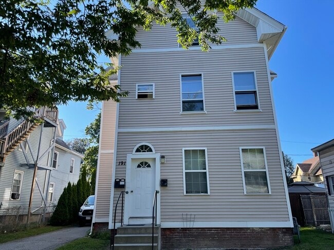 Building Photo - 191 Walnut St Unit 3 Rental