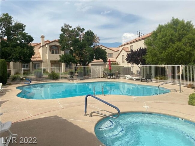 Gorgeous 3 bedroom condo with a 2 car gara... - Gorgeous 3 bedroom condo with a 2 car gara...