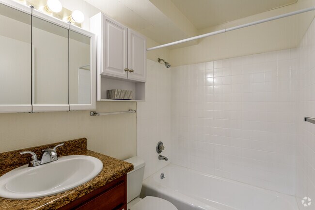 2BR, 1.5BA - 880SF - Courtyard Apartments