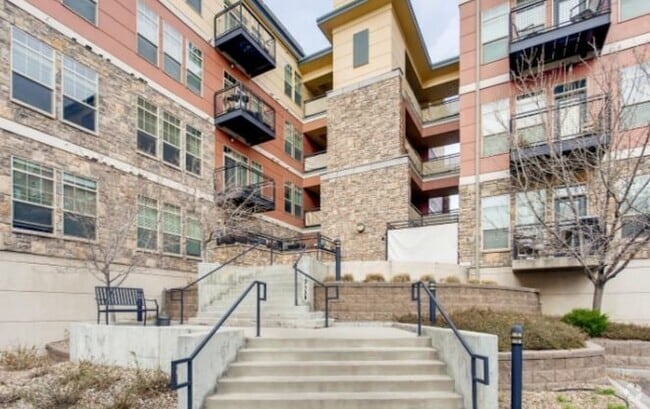 Building Photo - One Bedroom Condo Available For Rent at Va... Unit 222