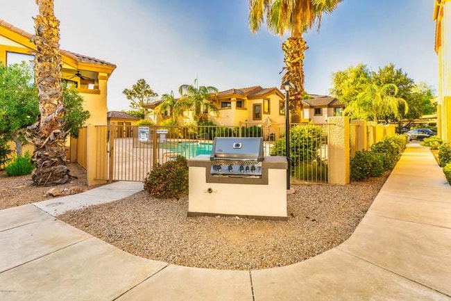 Photo - 2550 E River Rd Unidad 12102