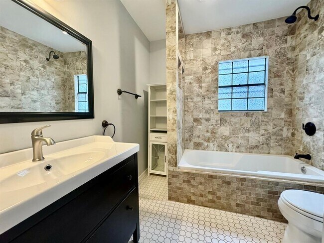 Photo - 1833 Colquitt St Apartment